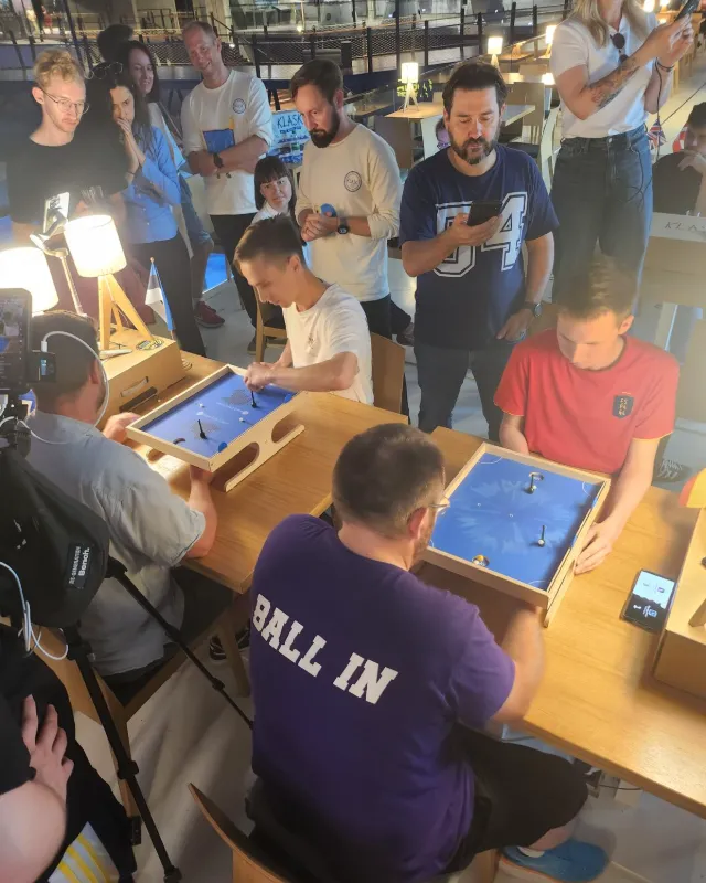 Sala llena de partidas de Klask