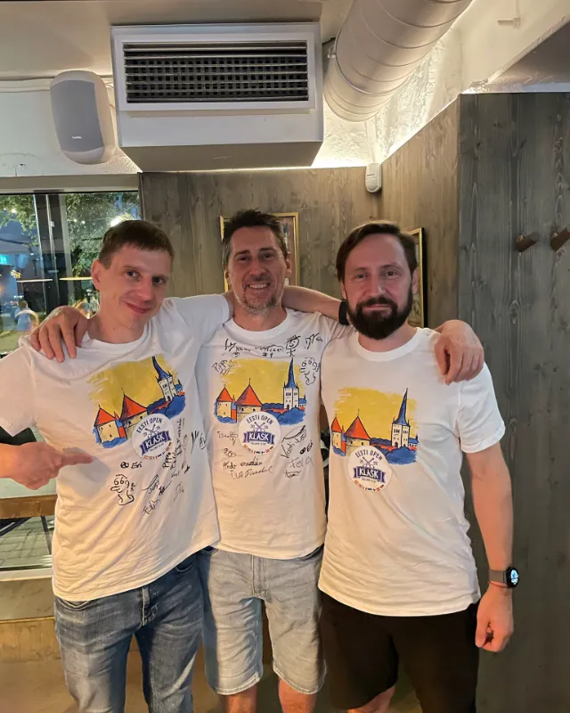 Tres jugadores con camisetas del torneo