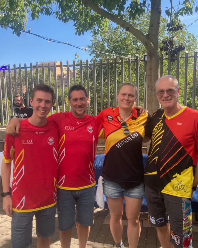 Jugadores con camisetas de Alemania y España al aire libre