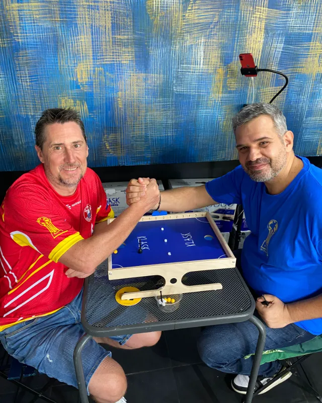 Dos jugadores echan un pulso sobre el tablero