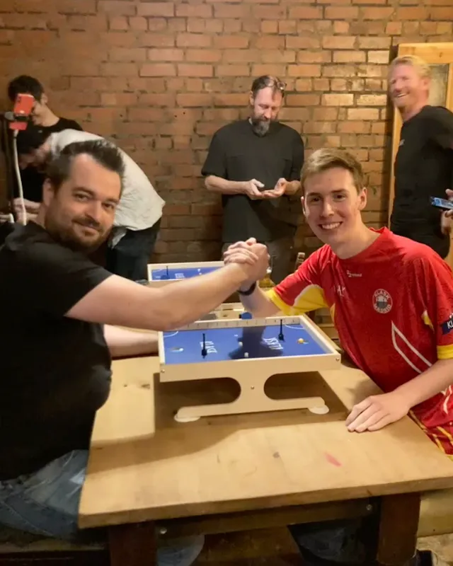 Dos jugadores se dan la mano sobre el tablero