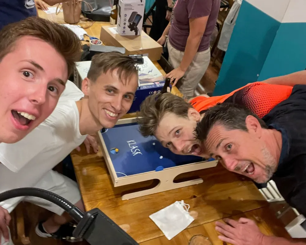Selfie de varios jugadores junto al tablero