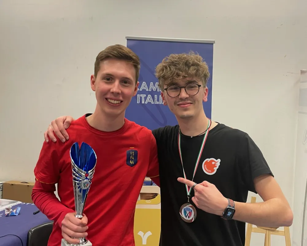 Dos jugadores con trofeo y medalla