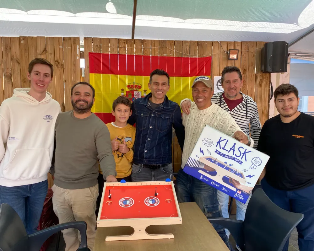 Jugadores con la bandera de España y un tablero