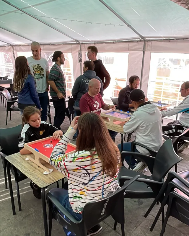 Varias partidas a la vez bajo la carpa