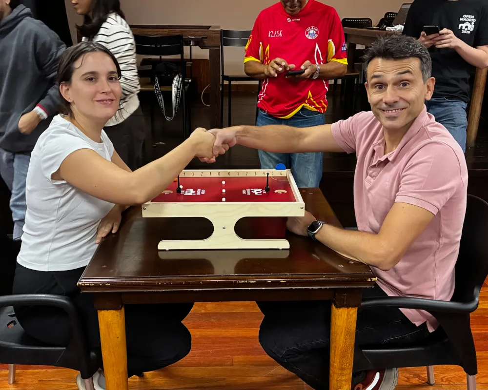 Dos jugadores se dan la mano tras la partida
