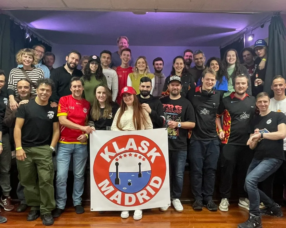 Foto de grupo de los jugadores con la bandera de KlaskMadrid