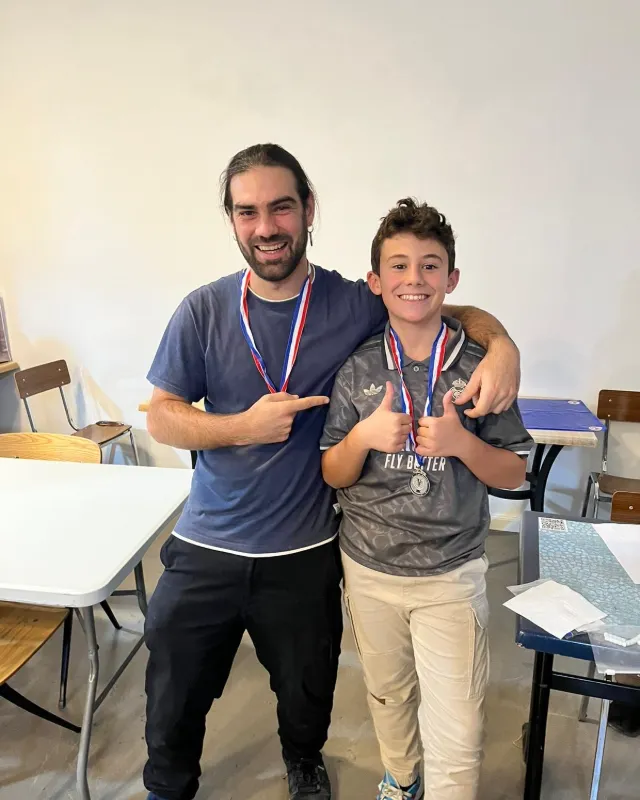 Dos jugadores con sus medallas