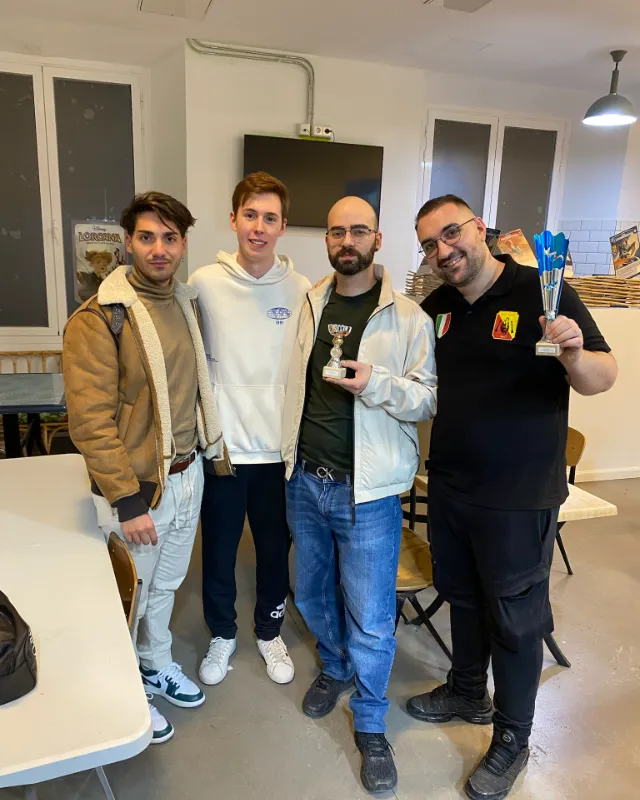 Cuatro jugadores posando con sus trofeos