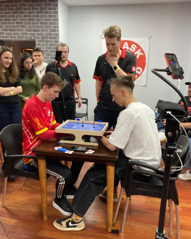Partida con jugadores mirando alrededor
