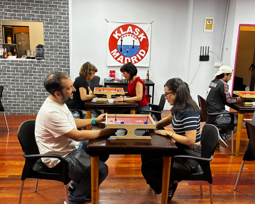 Sala con varias partidas de Klask a la vez