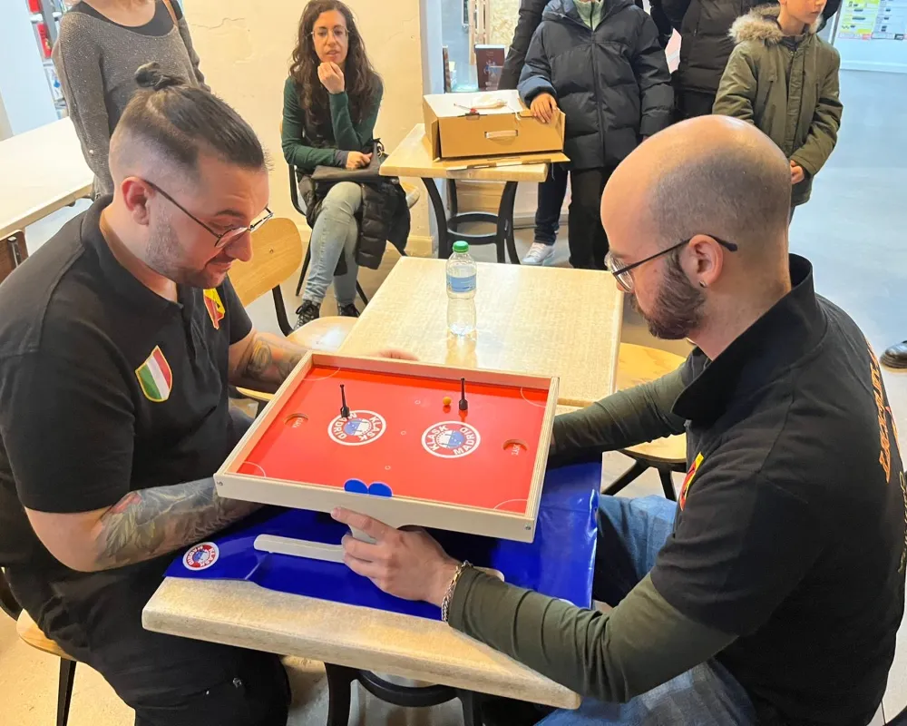 Partida de Klask en un tablero rojo